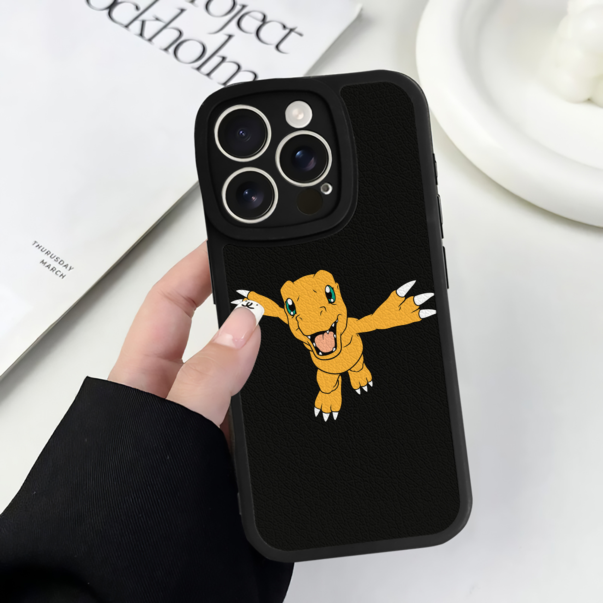 （画像用） Digimon デジタルモンスター/デジモン 【iPhone 16シリーズ対応】シリコンスマホケース（レザー調） 材質：シリコン